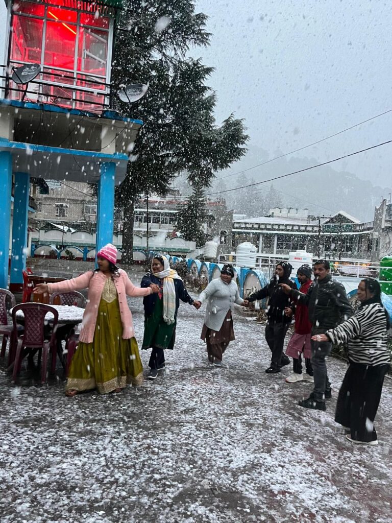 कुमाऊं में मौसम का बदला मिज़ाज: कौसानी–ग्वालदम में 6 साल बाद पहली बर्फबारी…