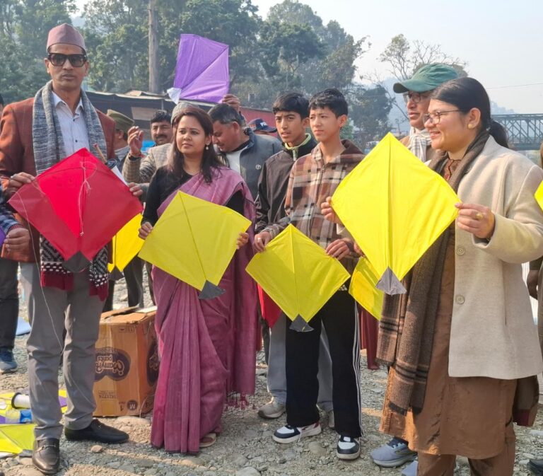 📌 उत्तरायणी मेले का जिलाधिकारी ने किया स्थलीय निरीक्षण, व्यवस्थाओं का लिया जायजा   📌 मेलार्थियों व दुकानदारों से संवाद कर सहभागिता व स्थानीय उत्पादों को दिया प्रोत्साहन  📌 सरयू बगड़ में काइट फेस्टिवल का भव्य आयोजन, रंग-बिरंगी पतंगों से उत्सवमय हुआ आकाश