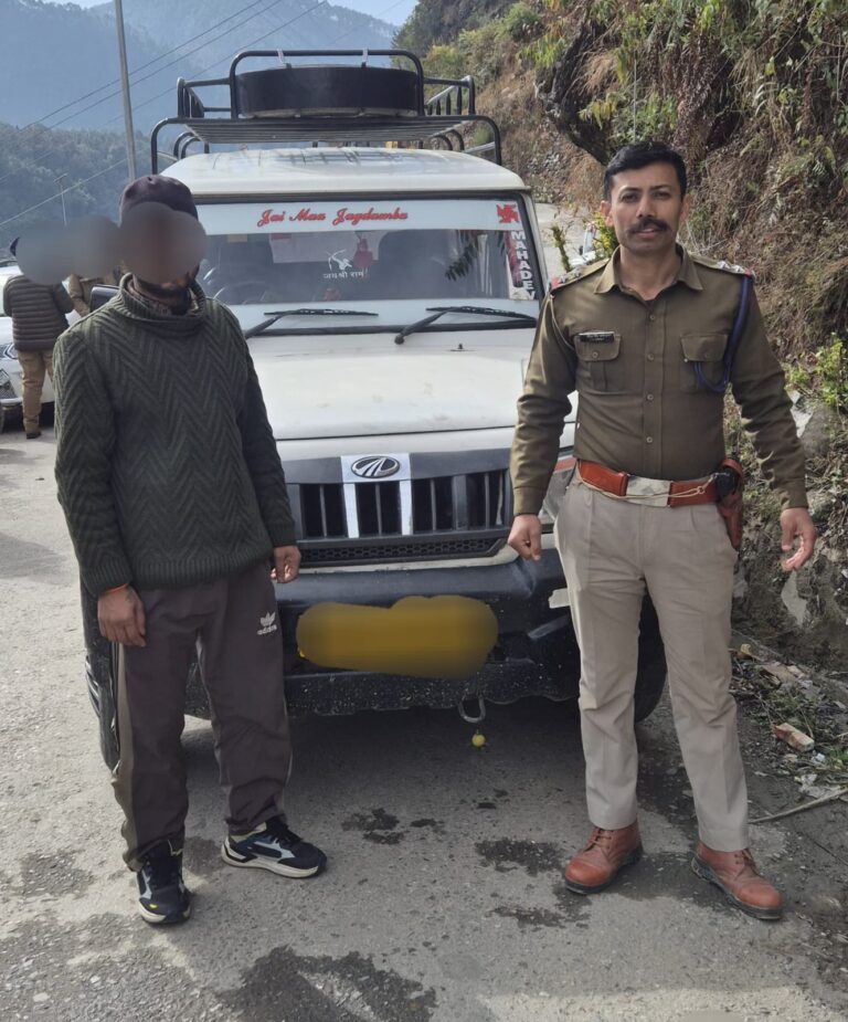 सोशल मीडिया पर स्टंट की रील बनाना पड़ा भारी; कपकोट पुलिस ने वाहन चालक का ₹20,000 का चालान कर वाहन किया सीज।