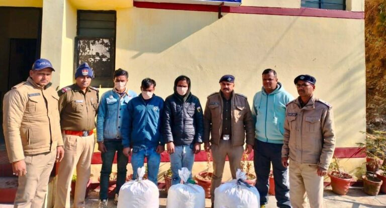 अल्मोड़ा पुलिस की बड़ी कार्रवाई: आर्टिका कार से 12 लाख से अधिक कीमत की गांजा बरामद, 3 तस्कर गिरफ्तार इस को स्क्रीन प्ले वॉइस स्क्रिप्ट बना दीजिए