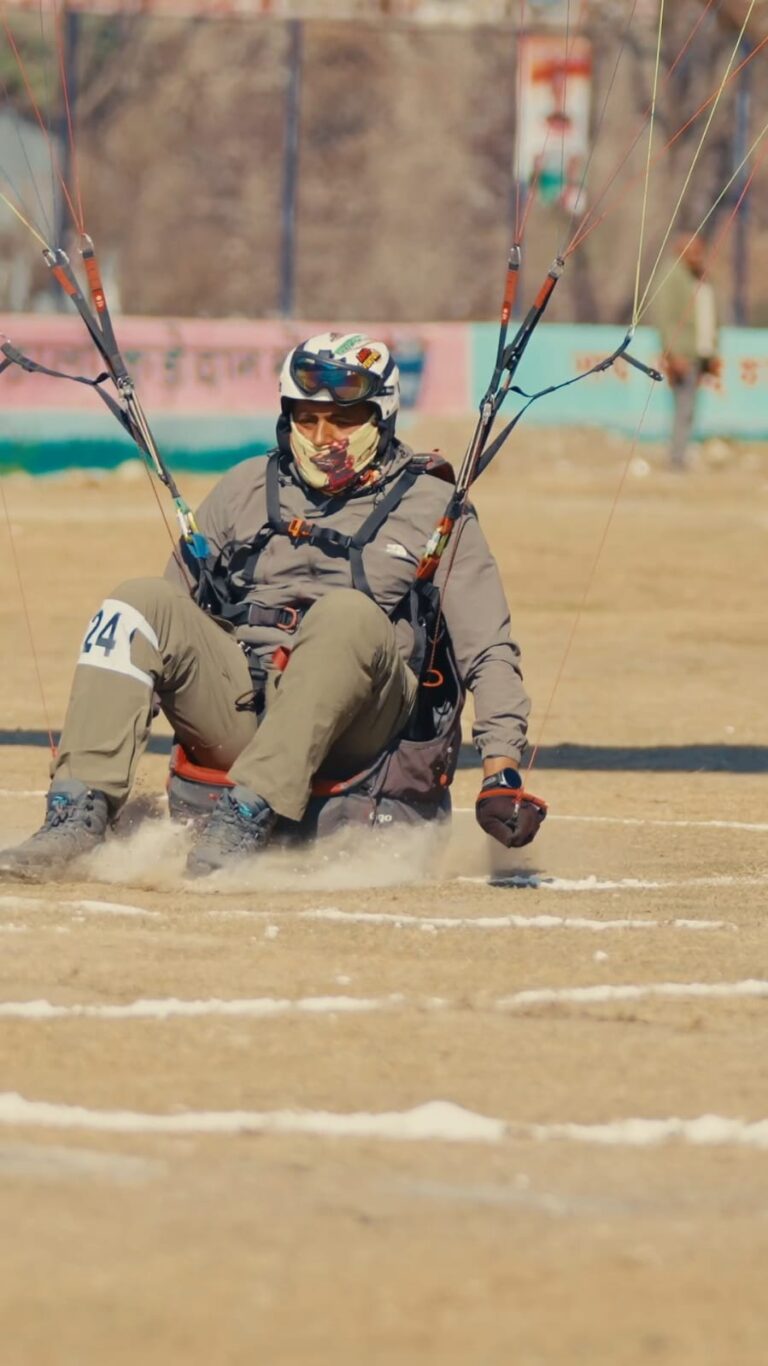 तीसरे दिन भी रोमांच चरम पर: रंग-बिरंगे पैराग्लाइडरों से सजा कपकोट का आसमान…