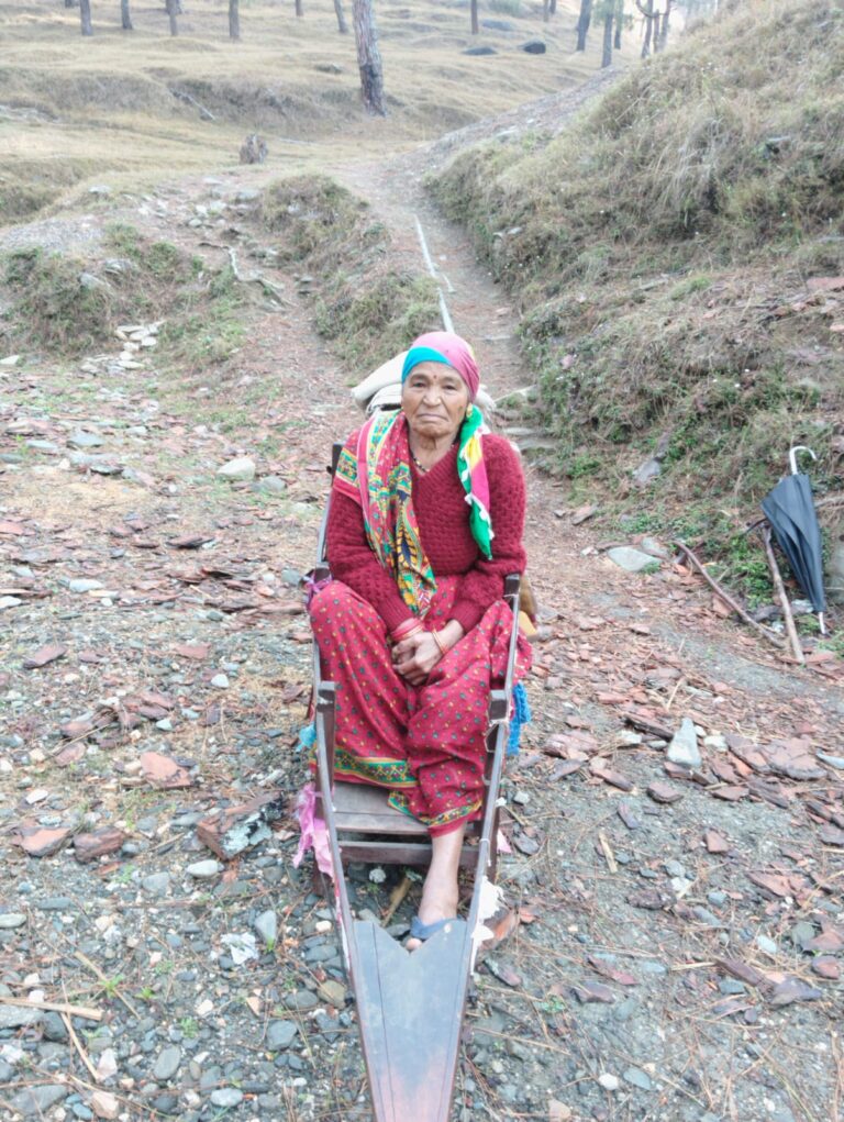 दरणा गाँव में आज भी नहीं पहुँची सड़क, बीमार महिला को 5 किमी डोली में ले जाना पड़ा…