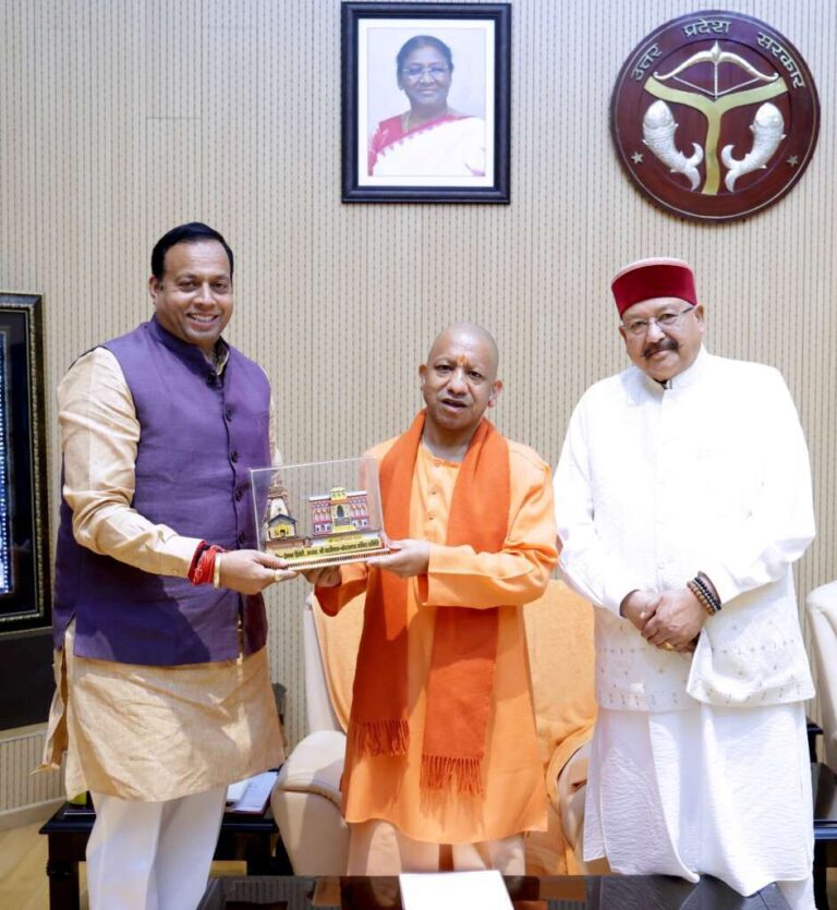 उत्तराखण्ड: सीएम योगी को बीकेटीसी अध्यक्ष ने दिया चारधाम यात्रा का आमंत्रण…