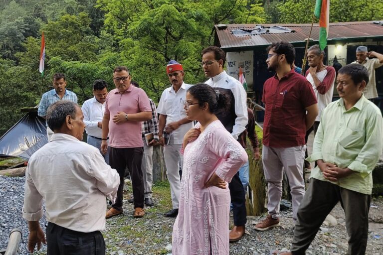 फुलवारी की सड़क-संचार मांग पर DM अपूर्वा पाण्डे ने संभाला मोर्चा, ग्रामीणों को दिया समाधान का भरोसा