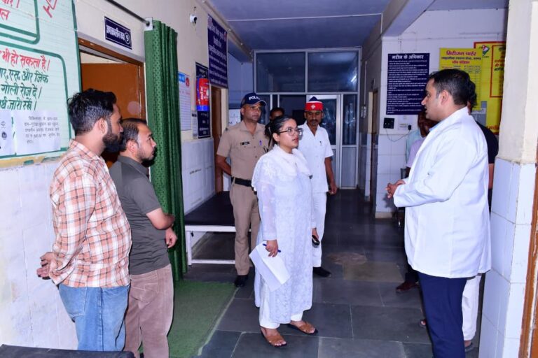सीएचसी कांडा में डीएम का औचक निरीक्षण, व्यवस्थाओं में सुधार के सख्त निर्देश