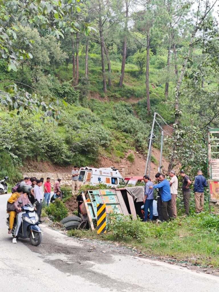 कौसानी शॉल फैक्ट्री के पास बड़ा सड़क हादसा, सड़क से बाहर जा गिरा सामान से भरा ट्रक
