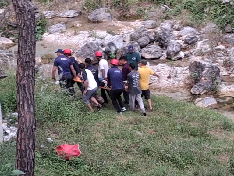 कपकोट में बड़ा हादसा: 50 मीटर गहरी खाई में गिरी कार, फायर सर्विस-पुलिस ने किया रेस्क्यू