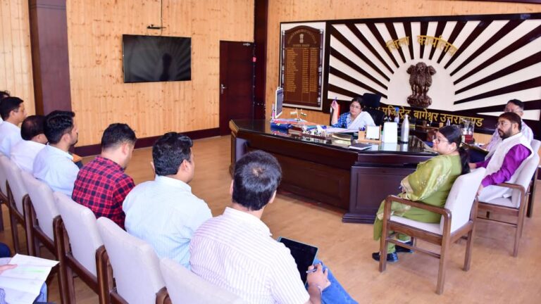बागेश्वर में सड़कों को गड्ढा मुक्त करने का मिशन, डीएम अपूर्वा पाण्डे ने 16 अक्टूबर तक का दिया लक्ष्य