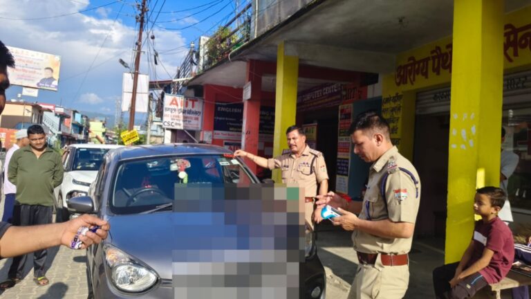 बागेश्वर पुलिस की बड़ी कार्रवाई, निजी वाहनों से हटाई गईं फर्जी रसूख वाली पट्टिकाएं