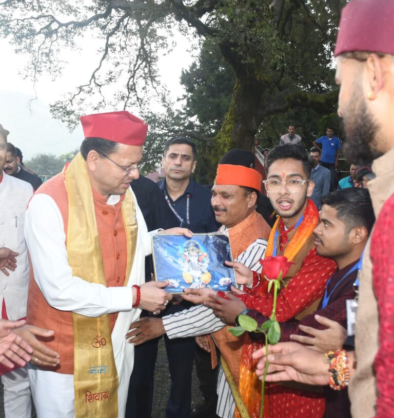नैनीताल में मुख्यमंत्री धामी को भेंट की गई पुस्तक ‘हे राम’, गांधी हत्याकांड पर शोधपरक पड़ताल