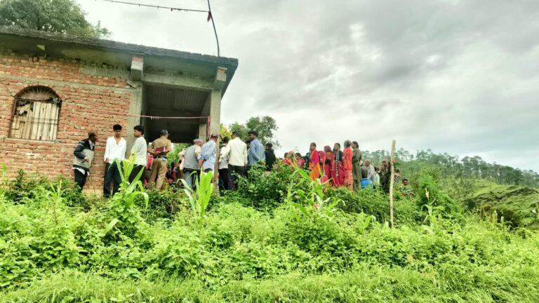 38वर्षीय युवक ने फांसी लगाकर जीवन लीला की समाप्त  बैजनाथ कोतवाली से घटना स्थल पर पहुंची पुलिस