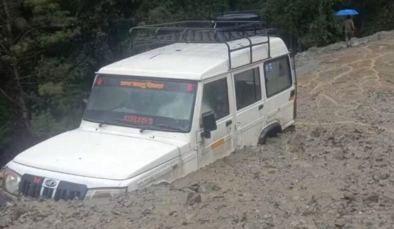 उत्तराखंड में बारिश का कहर! थराली-वाण मोटर मार्ग बाधित, गमरी गाड़ के पास मलबे में फंसा वाहन
