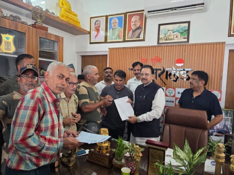 विजयपुर गांव के ग्रामीणों ने सांसद अजय भट्ट से की मुलाकात, वन भूमि प्रकरण में सड़क निर्माण की मांग